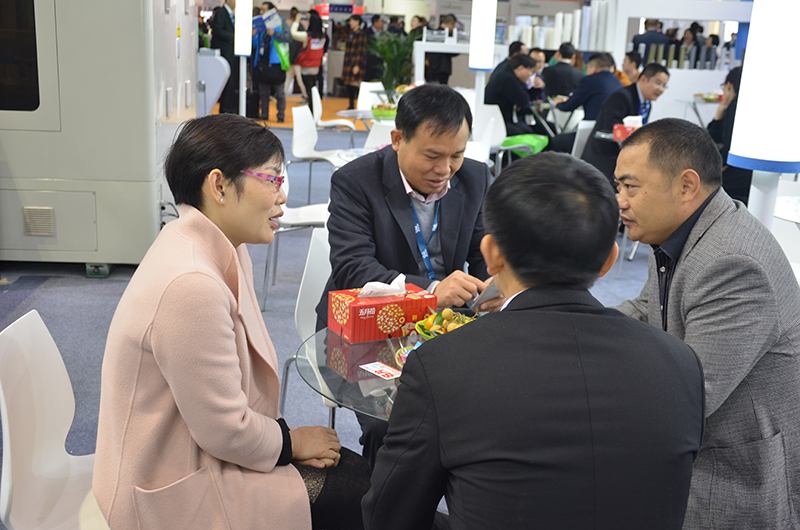 公司領(lǐng)導與客戶熱情交流